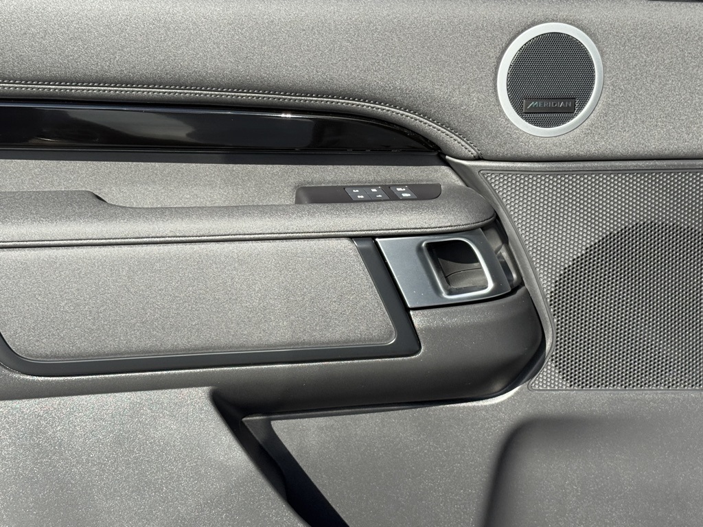 2025 Land Rover Discovery S photo 9
