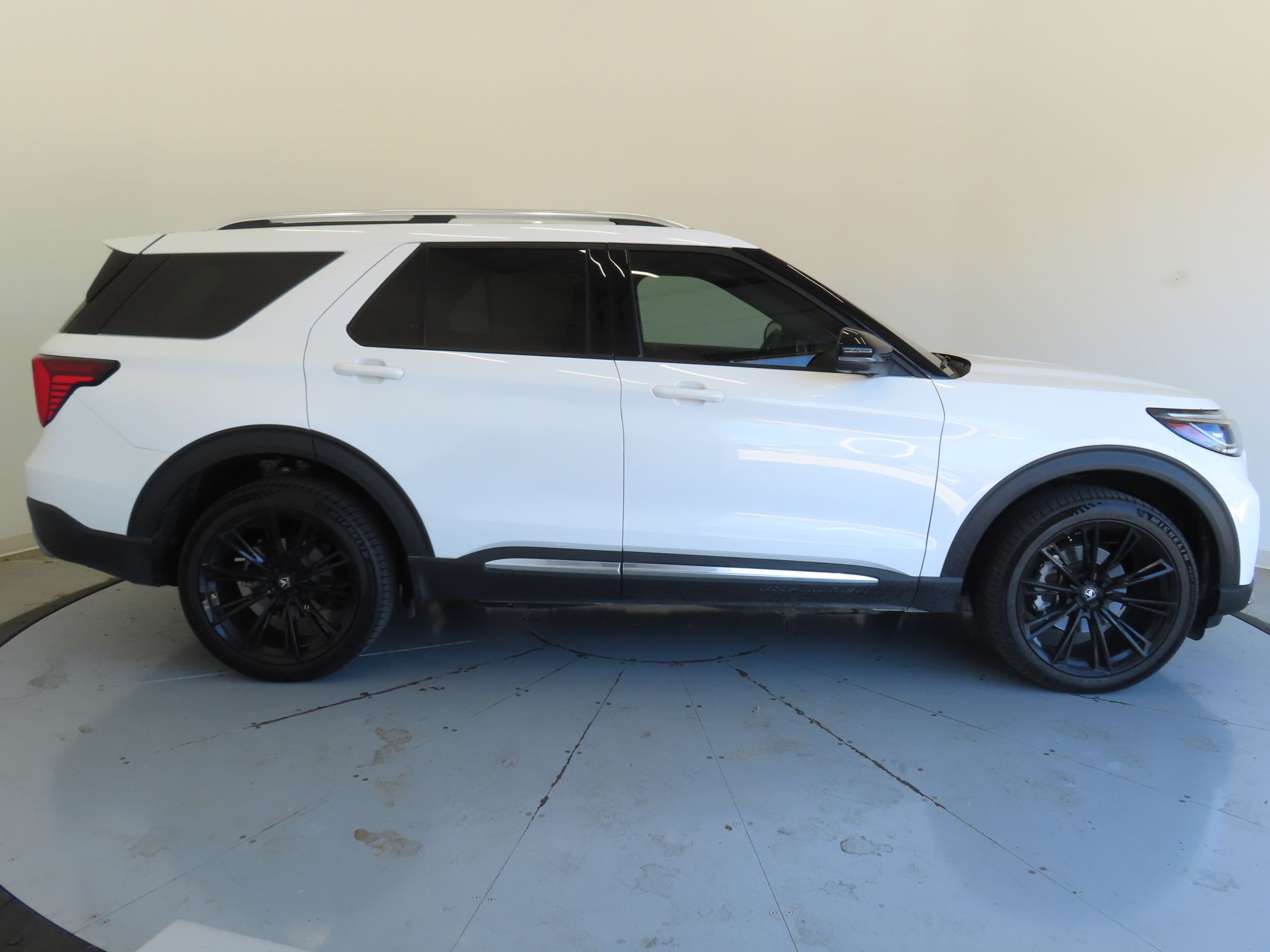 2025 Ford Explorer Platinum photo 2