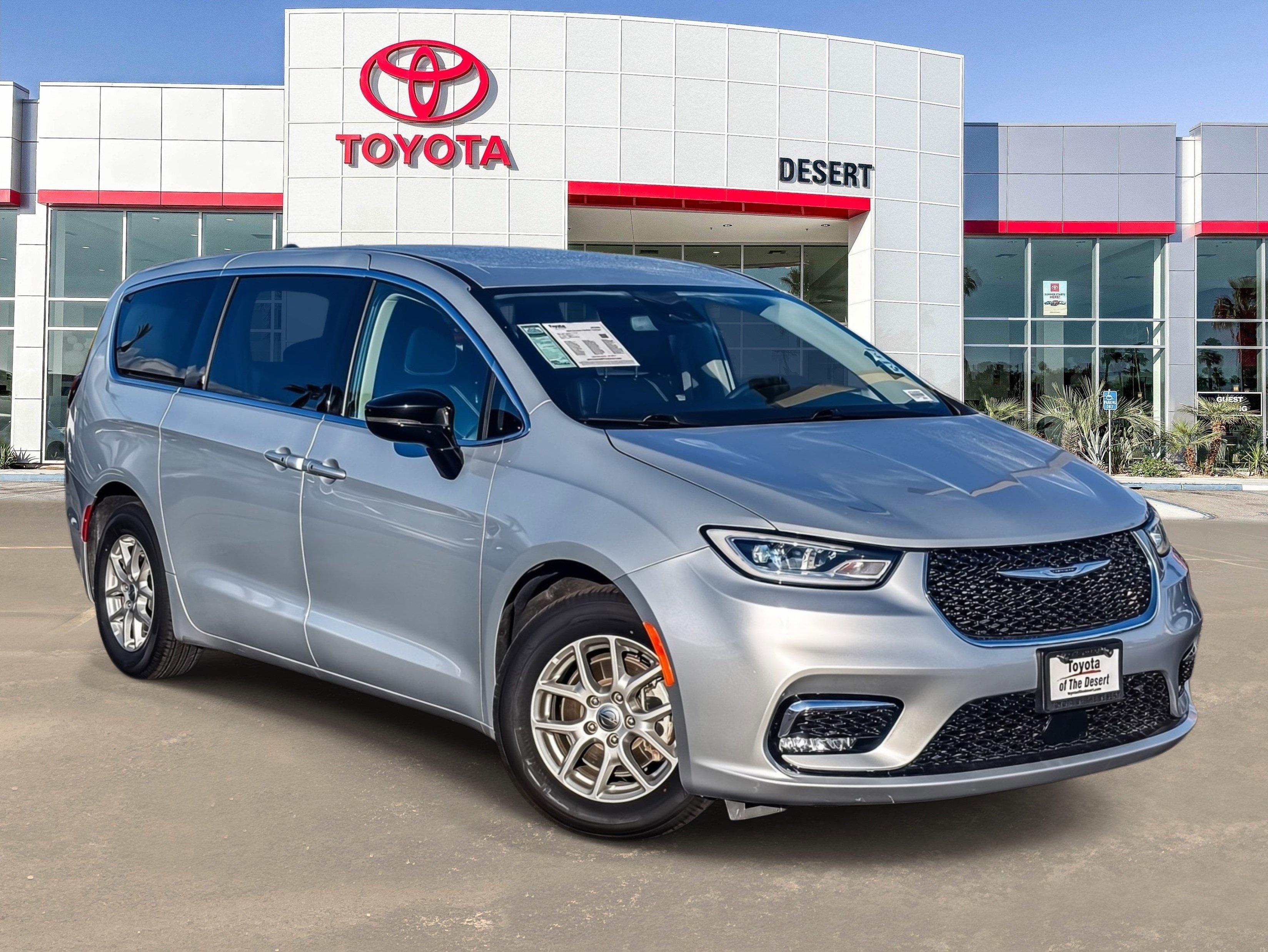 2024 Chrysler Pacifica Touring L's photo