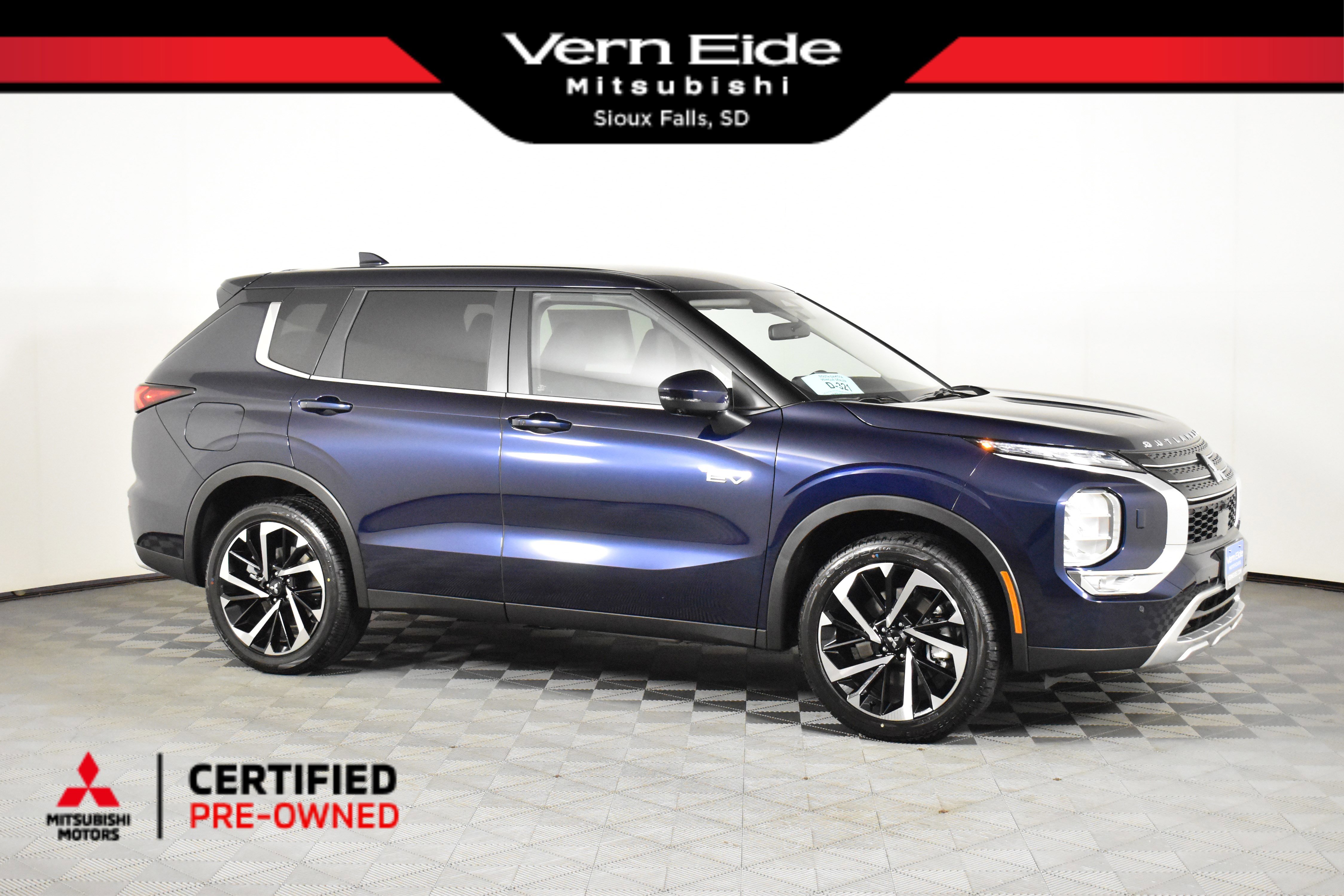 2025 Mitsubishi Outlander Plug-in Hybrid SE's photo