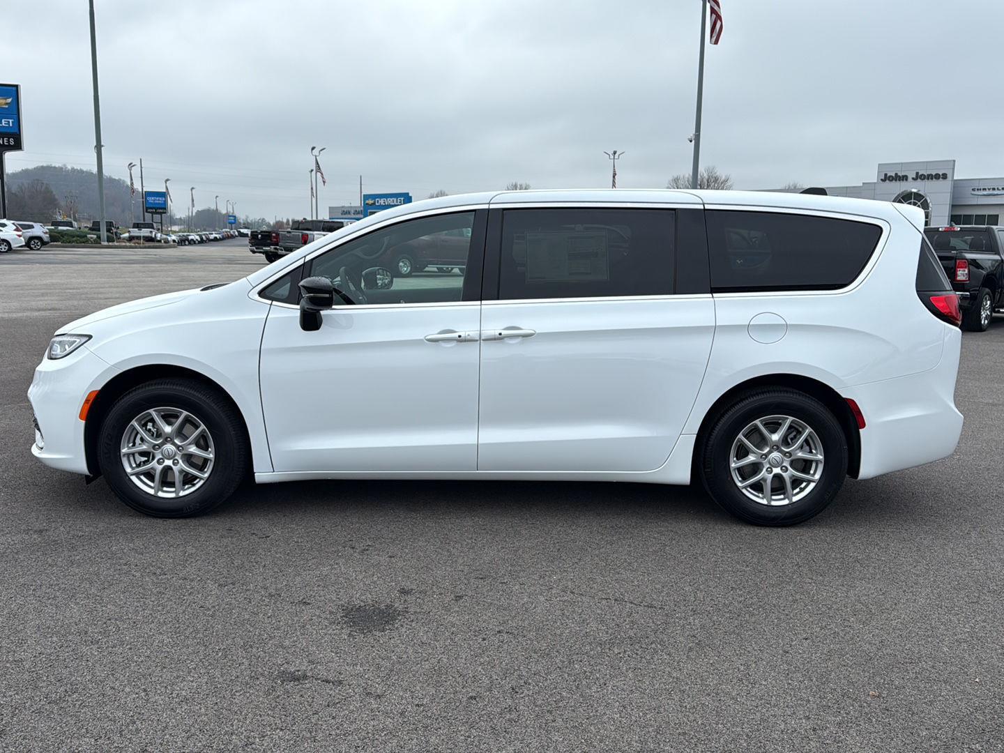 2026 Chrysler Pacifica photo 3
