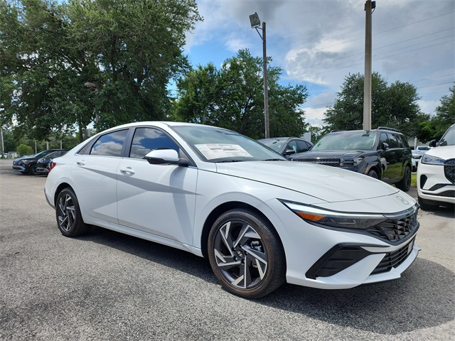 2025 Hyundai Elantra Limited's photo