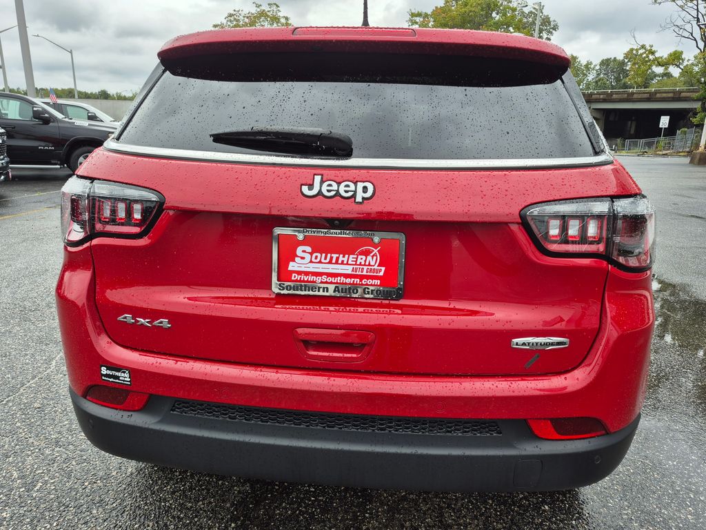 2023 Jeep Compass Latitude Lux photo 4