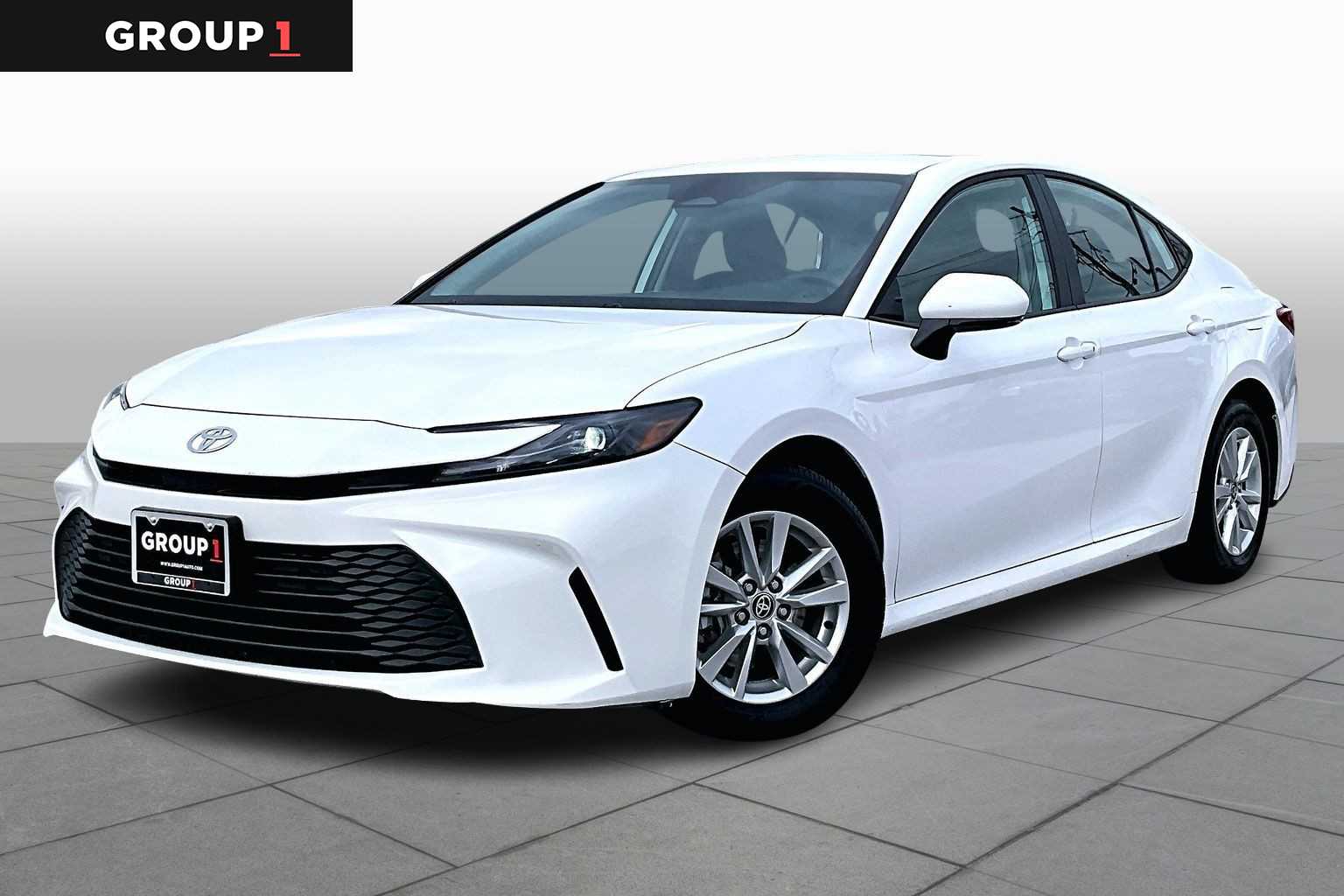 2025 Toyota Camry LE's photo