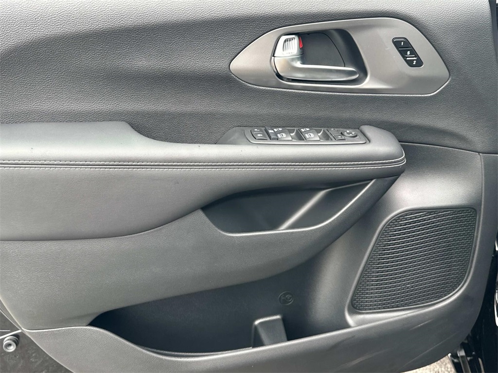 2025 Chrysler Pacifica photo 24