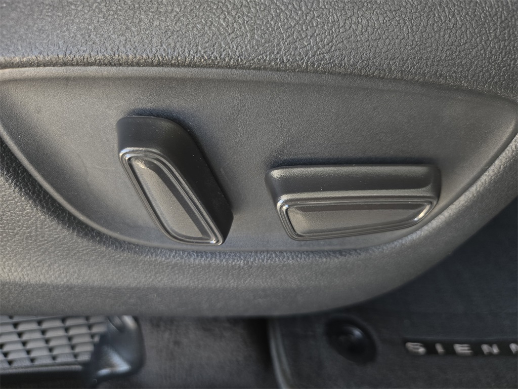 2024 Toyota Sienna XLE photo 23