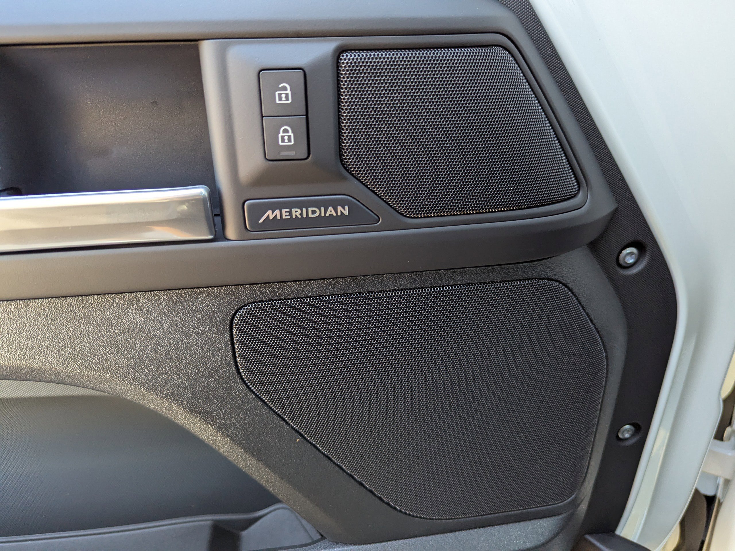 2026 Land Rover Defender 110 S photo 13