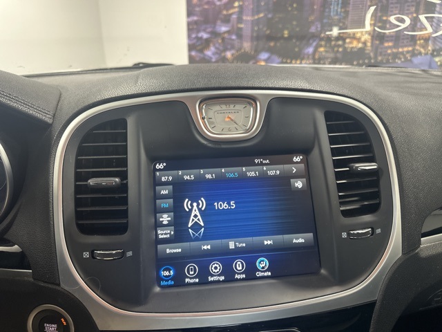 2023 Chrysler 300 Touring photo 20