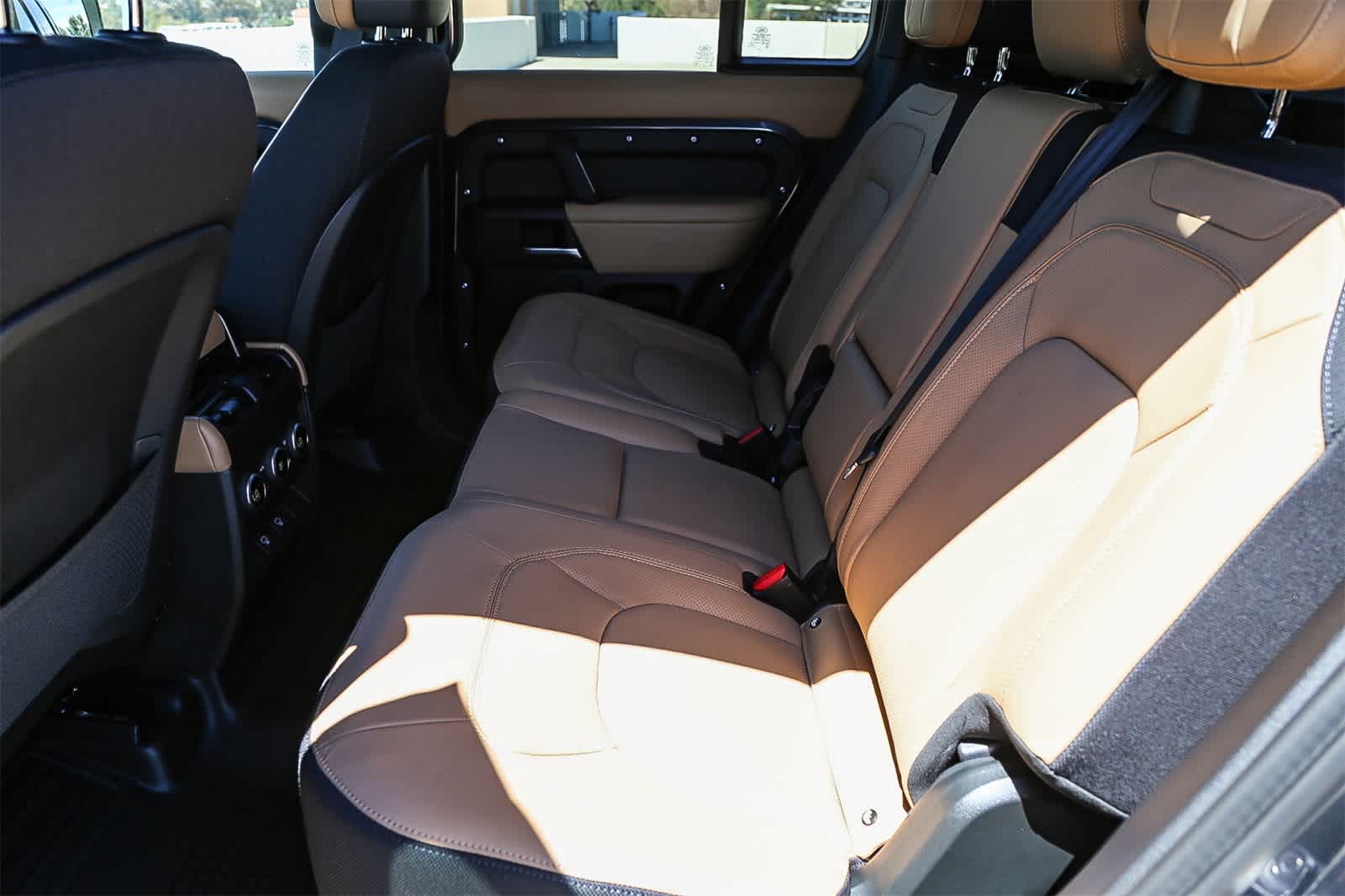 2025 Land Rover Defender 110 photo 17