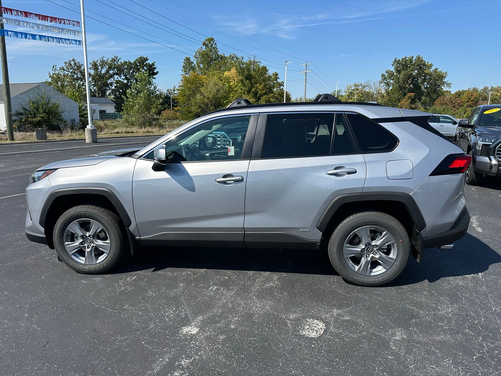2025 Toyota RAV4 Hybrid XLE photo 2