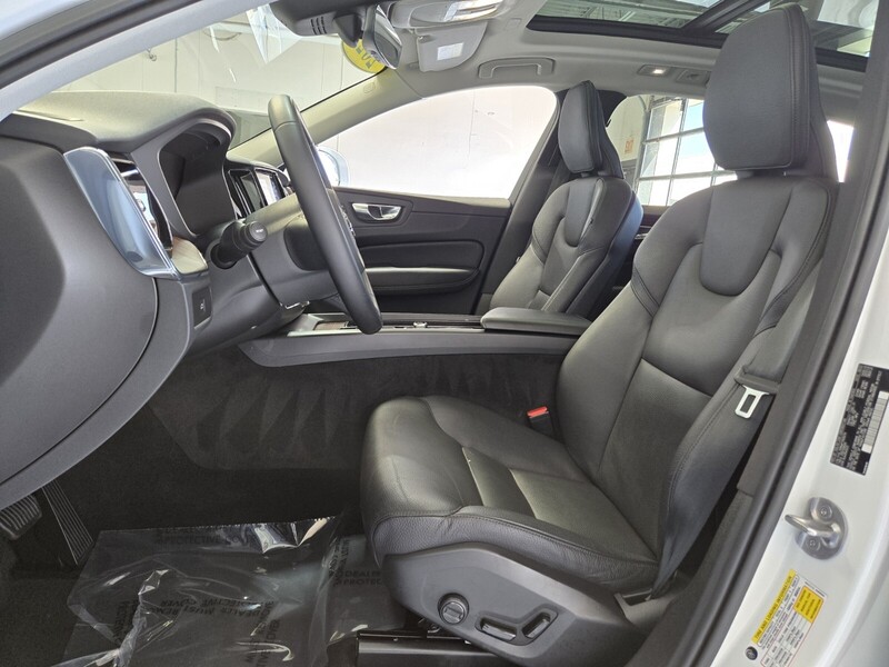 2023 Volvo XC60 B5 Plus photo 8