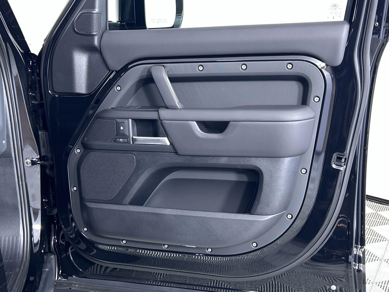 2025 Land Rover Defender 130 X-Dynamic SE photo 29