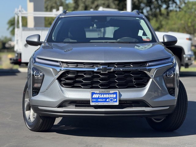 2025 Chevrolet Trax LT photo 2