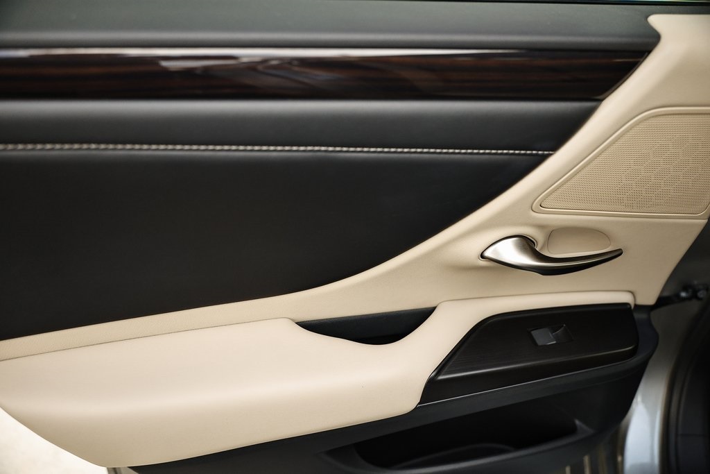 2019 Lexus ES 350 photo 20