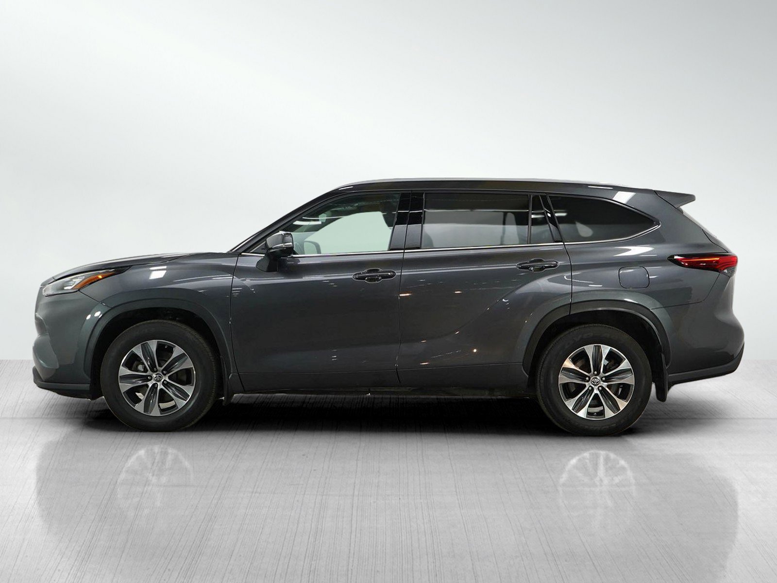 Used 2022 Toyota Highlander XLE with VIN 5TDGZRBH8NS231454 for sale in Bloomington, Minnesota