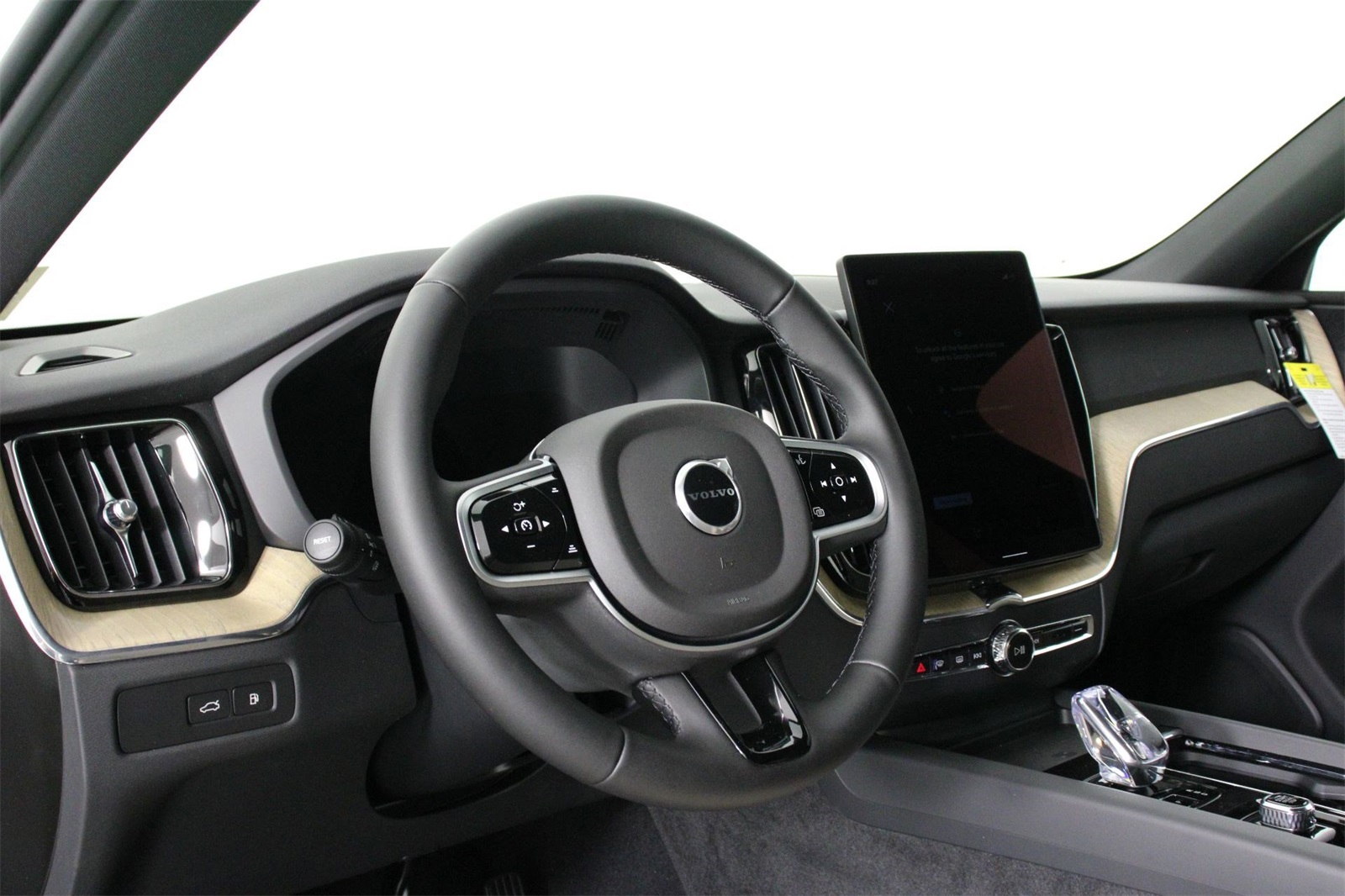 2026 Volvo XC60 Hybrid T8 Plus photo 8