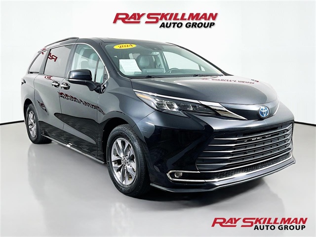 2024 Toyota Sienna XLE's photo