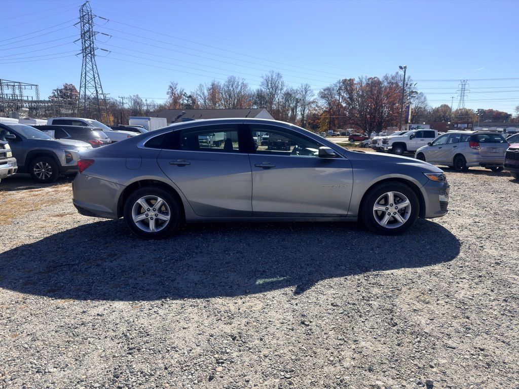 2024 Chevrolet Malibu 1LT photo 2