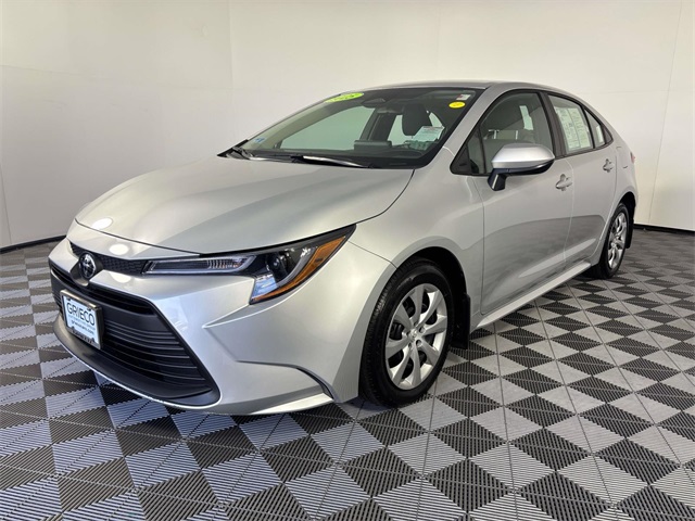 2025 Toyota Corolla LE photo 3