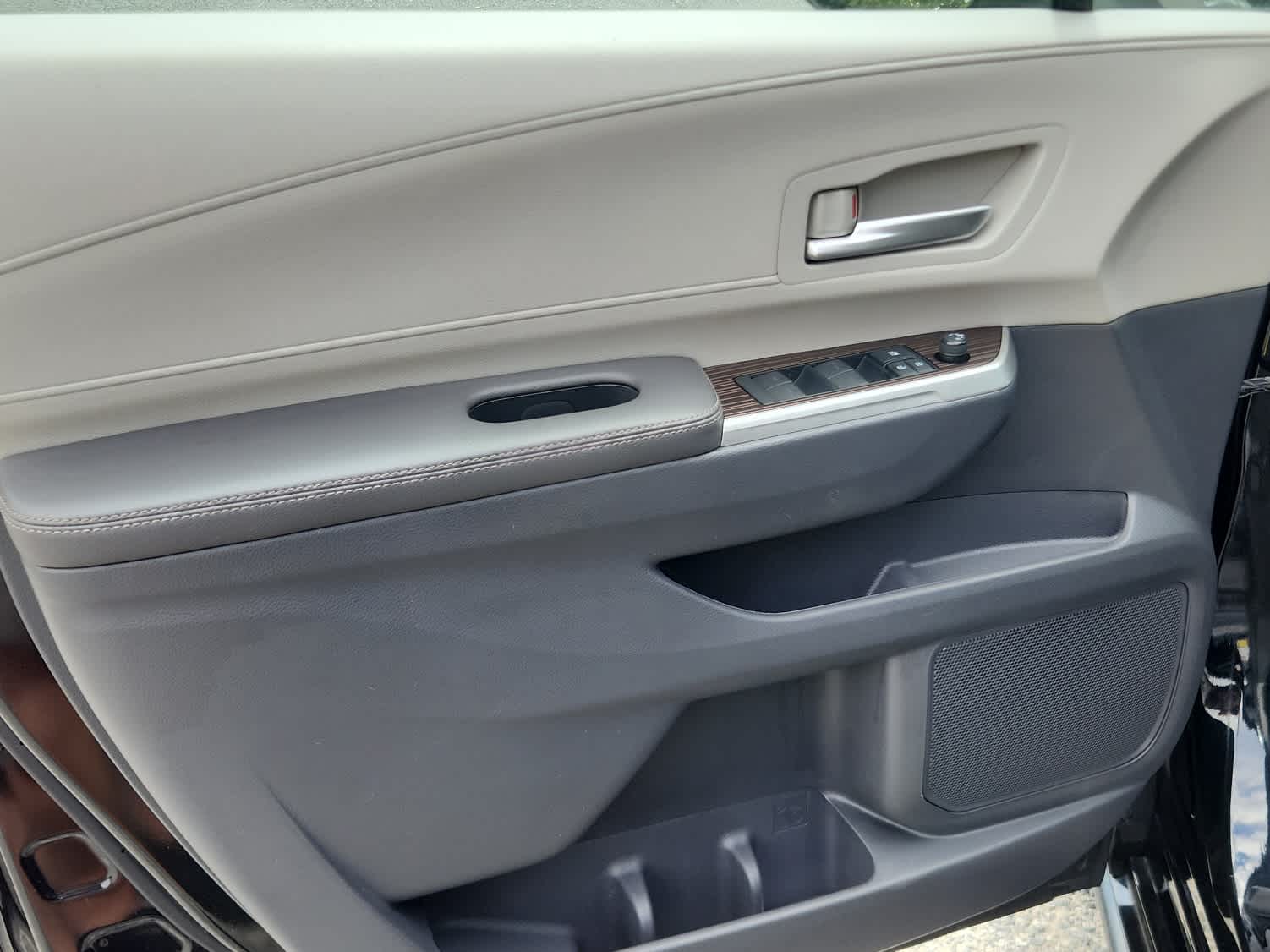 2021 Toyota Sienna XLE photo 4