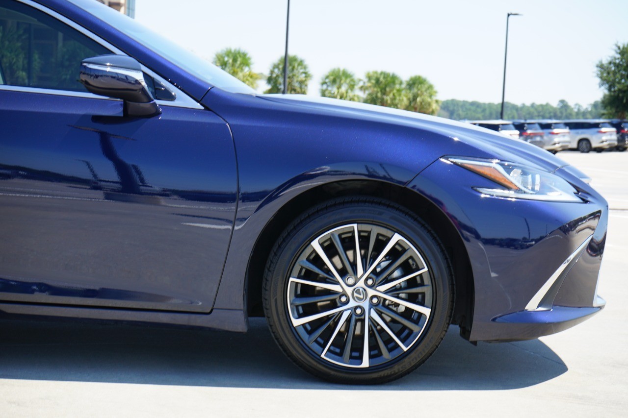 2025 Lexus ES 350 photo 10