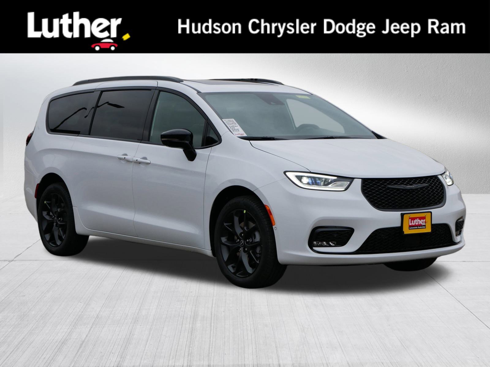 2026 Chrysler Pacifica Select's photo