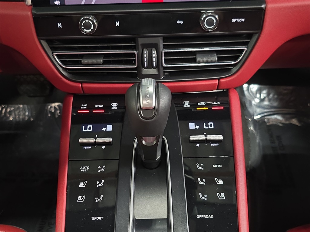 2023 Porsche Macan T photo 18
