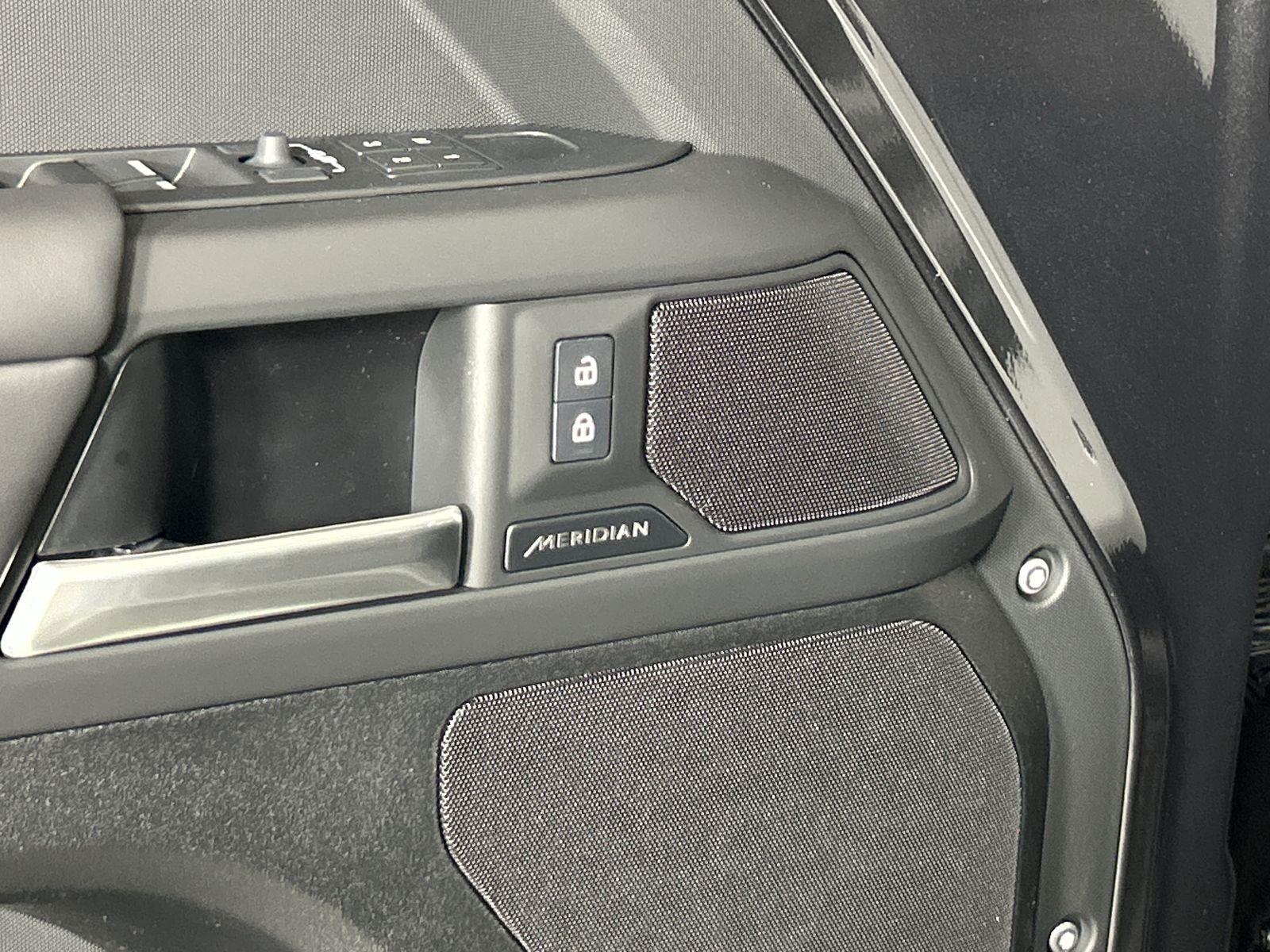 2025 Land Rover Defender 130 S photo 20