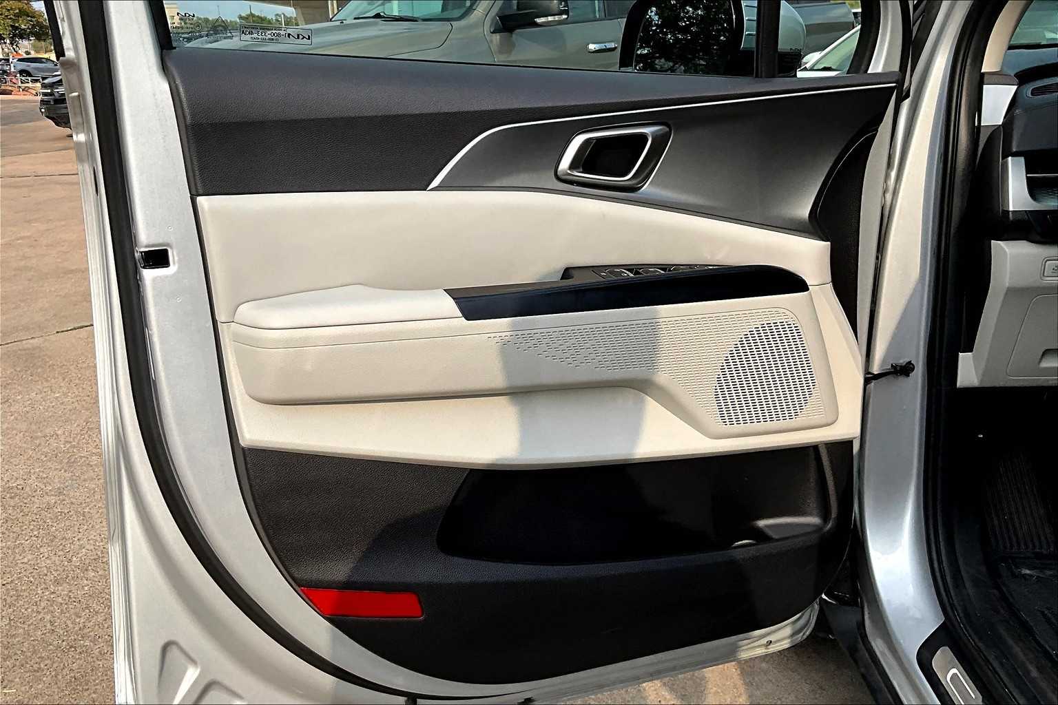 2023 Kia Carnival LX photo 18