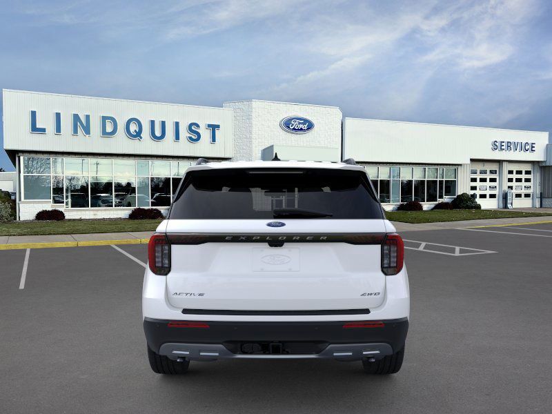 2025 Ford Explorer photo 4