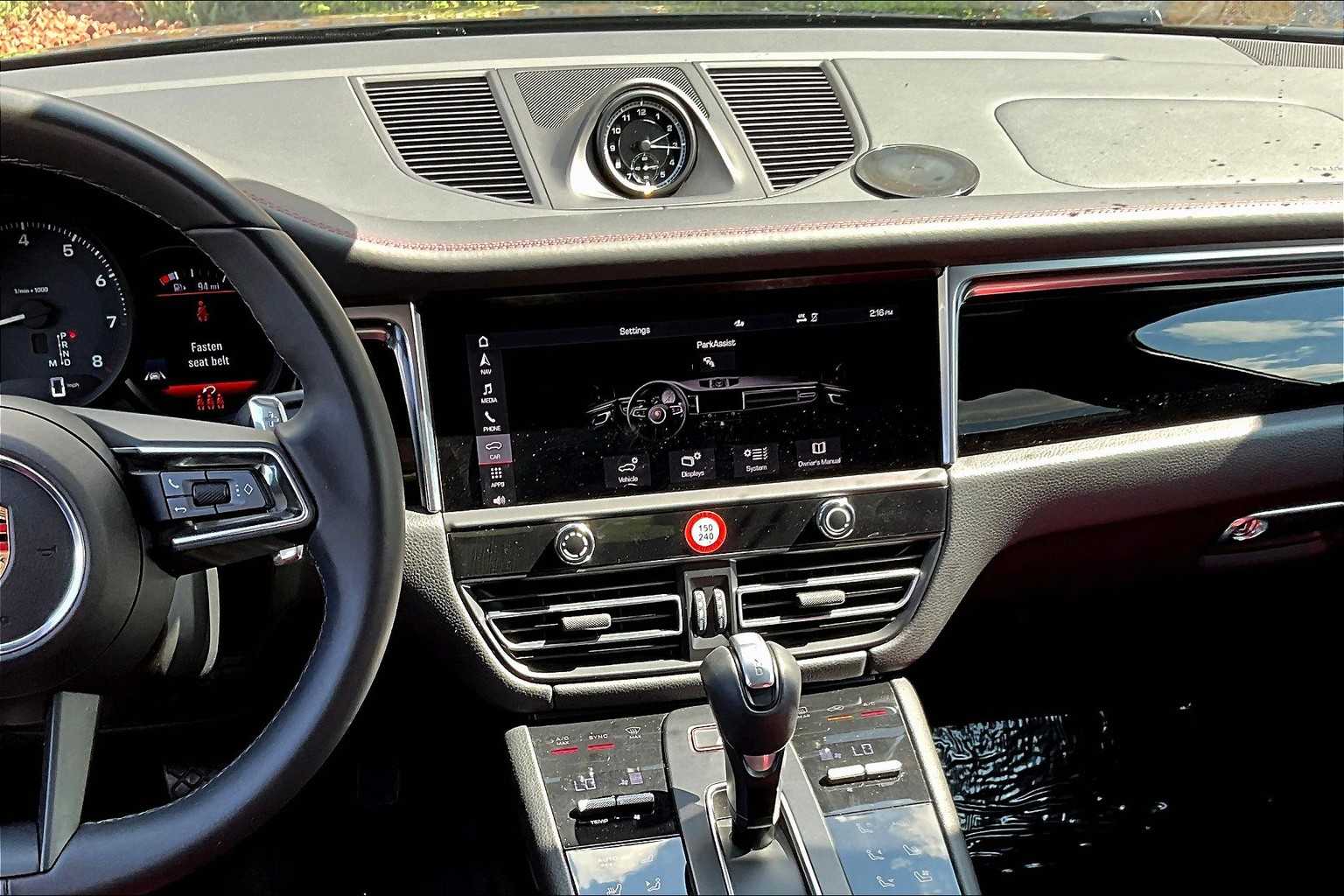 2024 Porsche Macan T photo 16