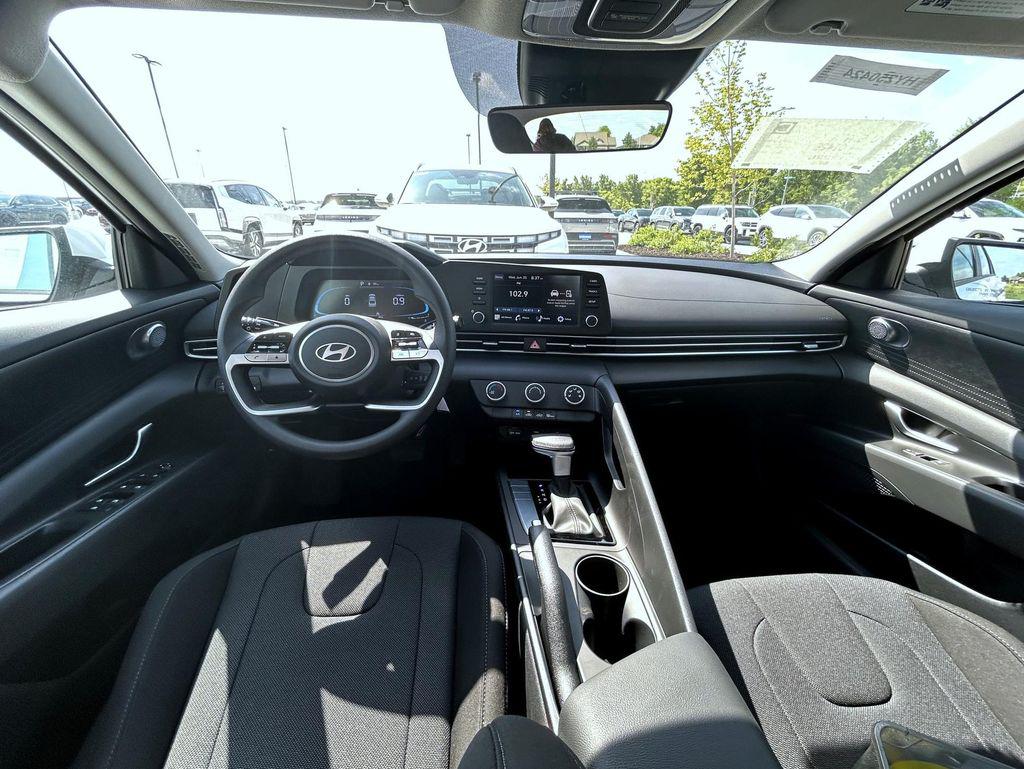 2025 Hyundai Elantra SE photo 12