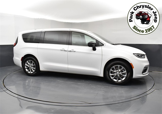 2026 Chrysler Pacifica Select's photo