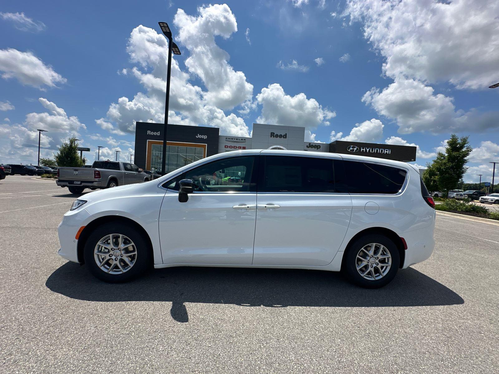 2025 Chrysler Pacifica photo 3