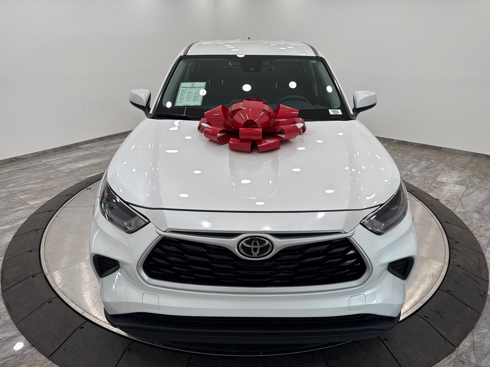2023 Toyota Highlander L photo 2