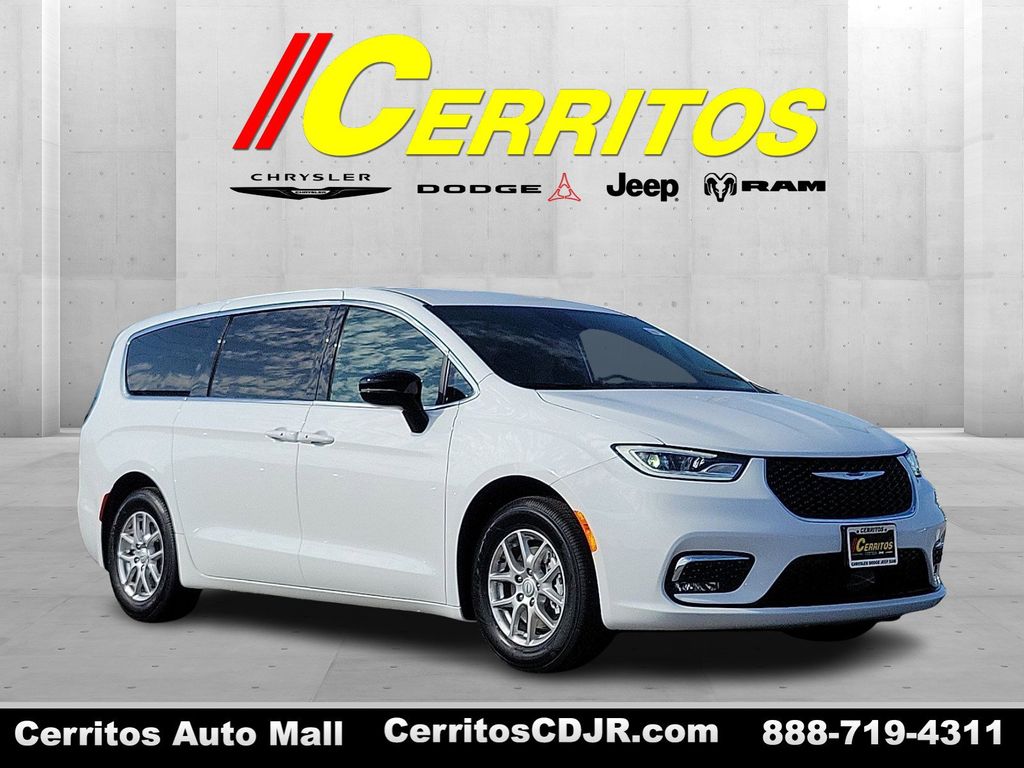 2026 Chrysler Pacifica Select's photo