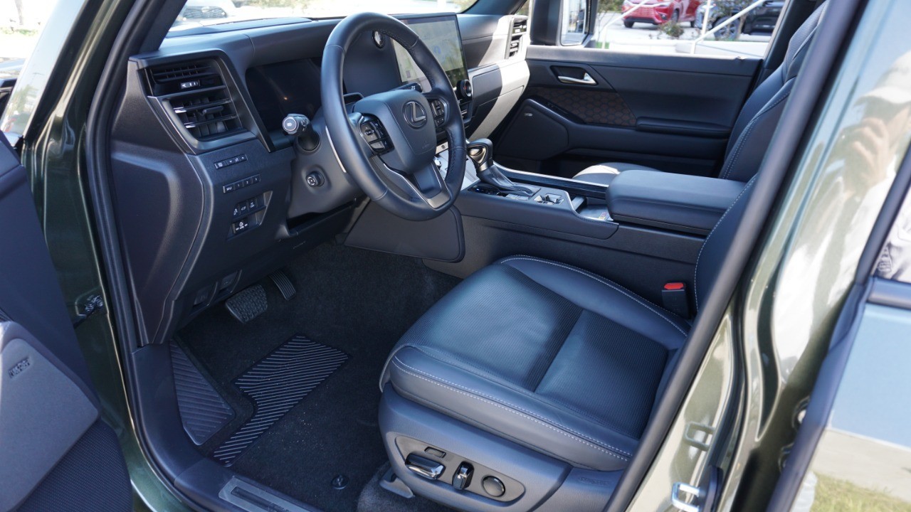 2024 Lexus GX 550 Luxury photo 11