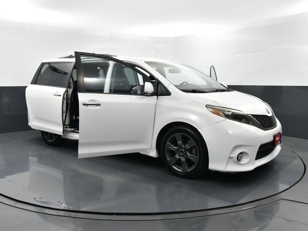 2017 Toyota Sienna SE photo 34