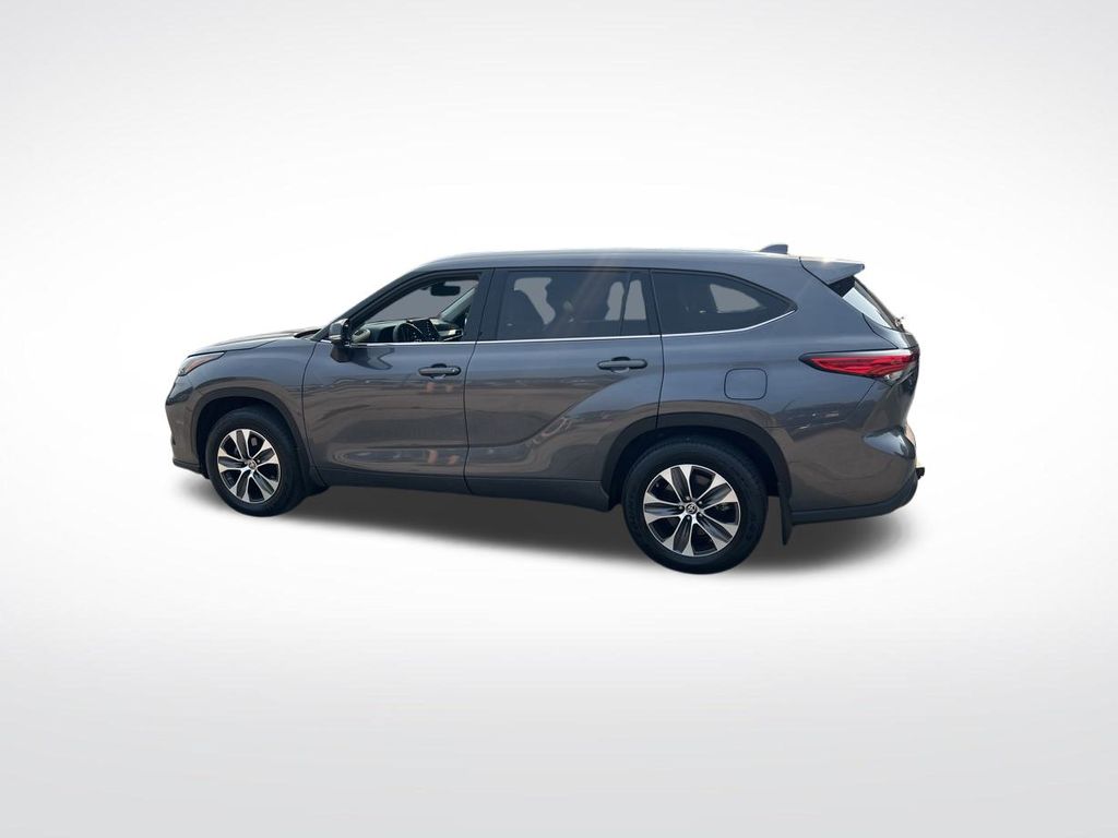 2022 Toyota Highlander XLE photo 48
