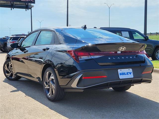 2025 Hyundai Elantra SEL Sport photo 3