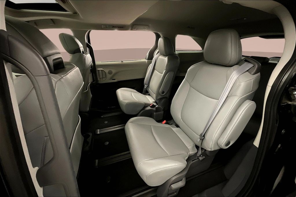 2021 Toyota Sienna XLE photo 26