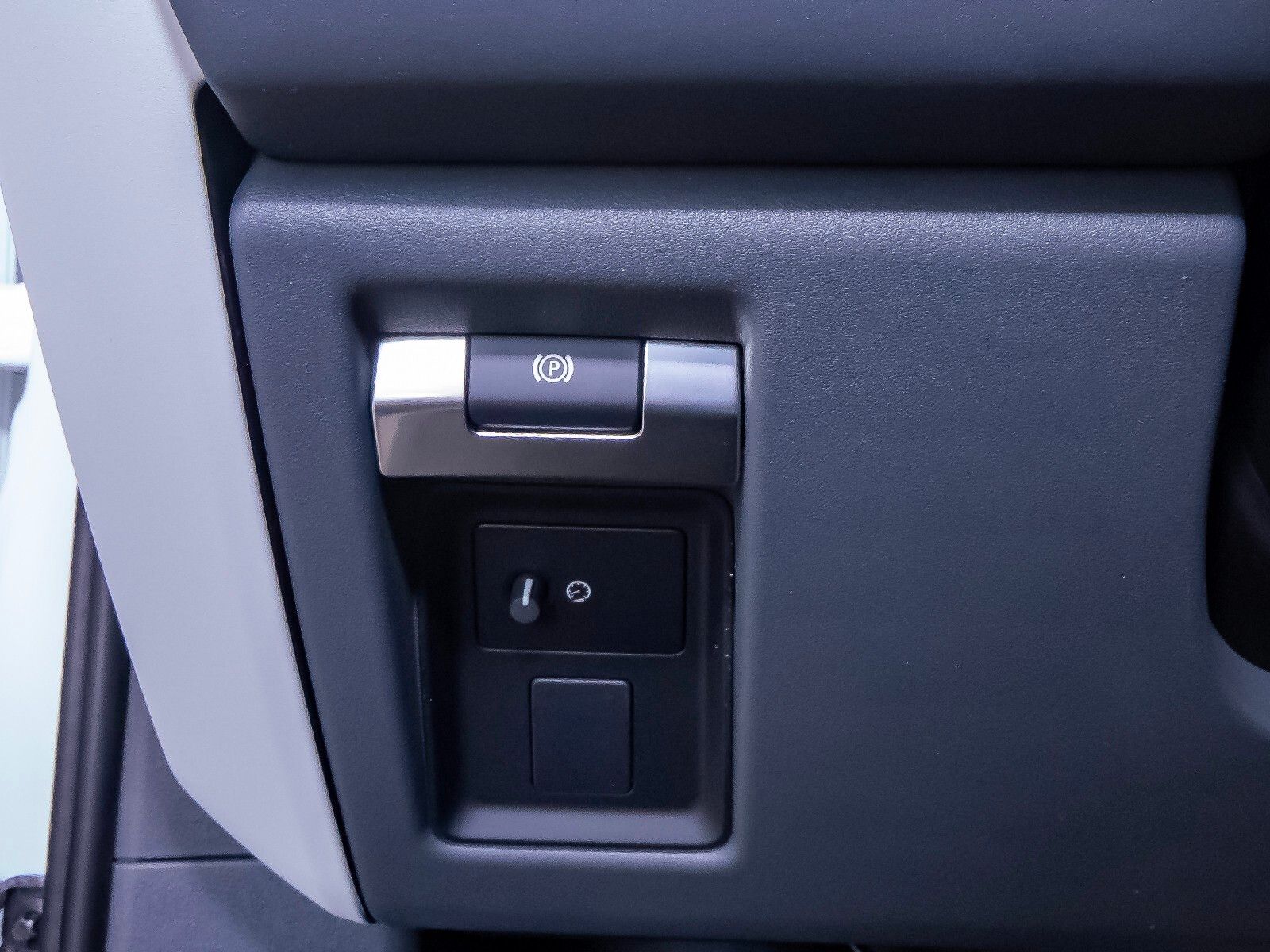 2025 Land Rover Defender 110 S photo 11