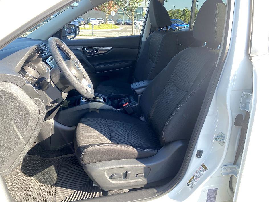 2019 Nissan Rogue SV photo 16
