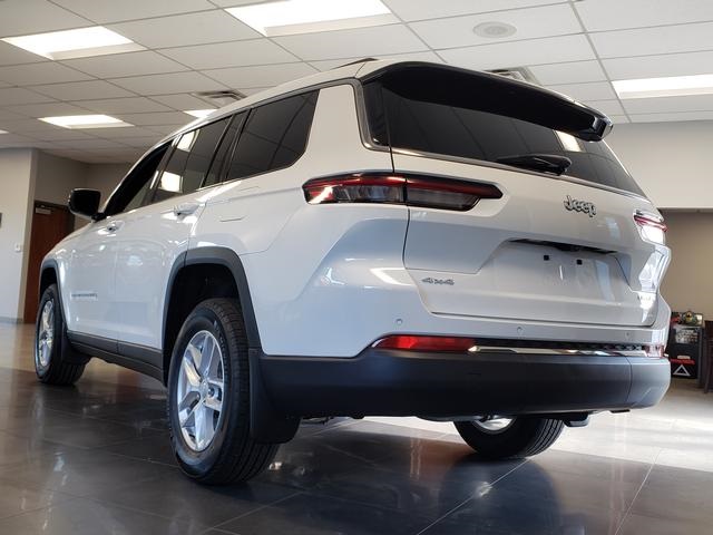 2025 Jeep Grand Cherokee Laredo photo 3