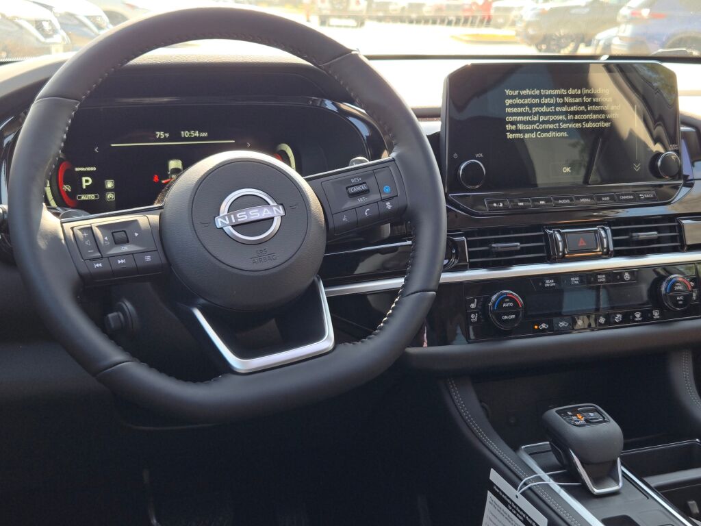 2025 Nissan Pathfinder Platinum photo 18