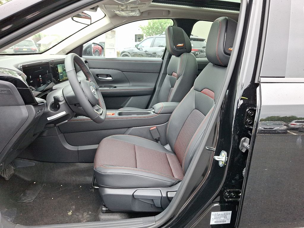 2025 Nissan Kicks SR photo 4