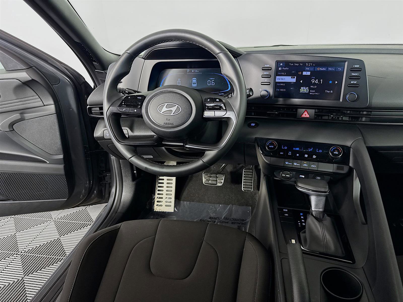 2025 Hyundai Elantra SEL Sport photo 21