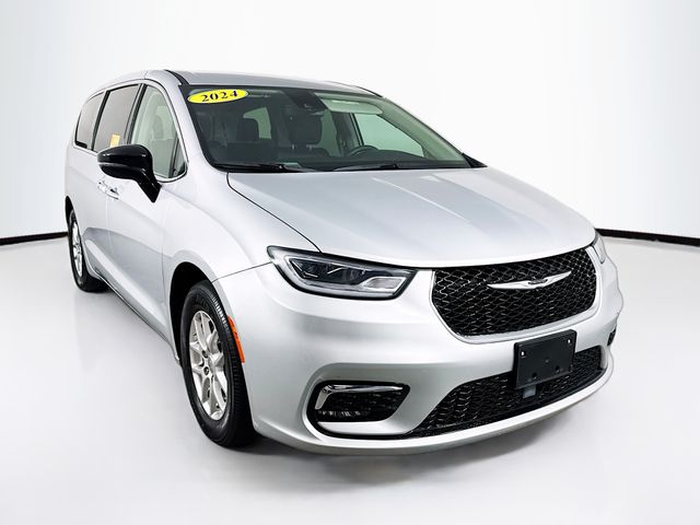 2024 Chrysler Pacifica Touring L's photo