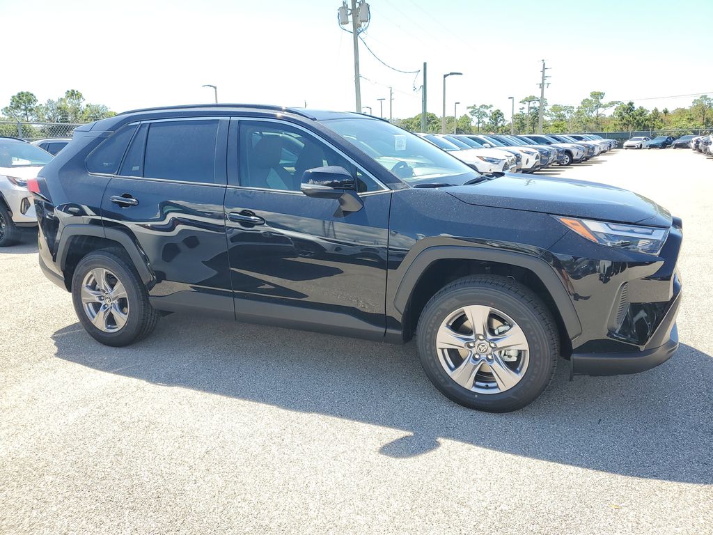 2025 Toyota RAV4 XLE photo 4