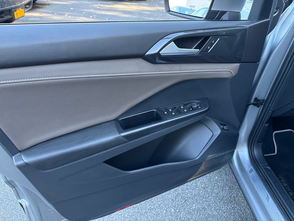2023 Volkswagen Taos SEL photo 4